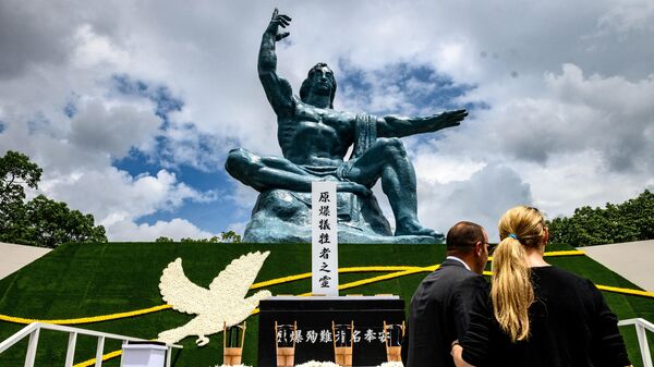 Монумент в Парке мира в Нагасаки, Япония