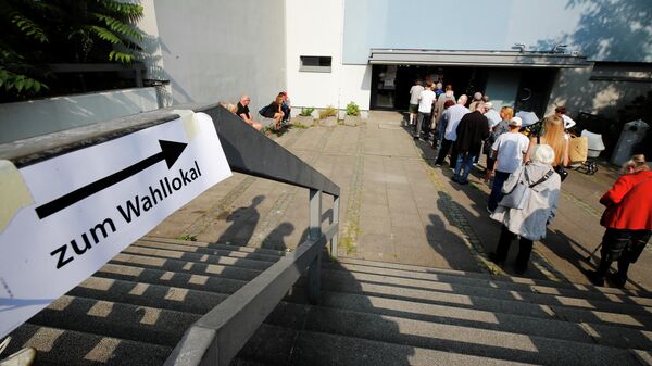 Избиратели стоят в очереди, что проголосовать на парламентских выборах в Германии
