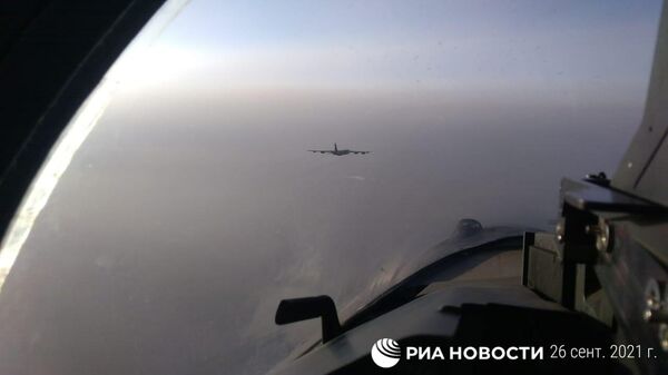 Три истребителя Су-35с сопроводили стратегический бомбардировщик В-52Н ВВС США, который приближался к границам РФ в Тихом океане