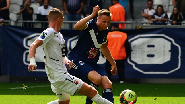 Bordeaux's Norwegian defender Stian Gregersen (R) fights for the ball against Rennes' French midfielder Benjamin Bourigeaud during the French L1 football match between FC Girondins de Bordeaux and Stade Rennais F.C. at The Matmut Atlantique Stadium in Bordeaux, south-western France on September 26, 2021. (Photo by MEHDI FEDOUACH / AFP)