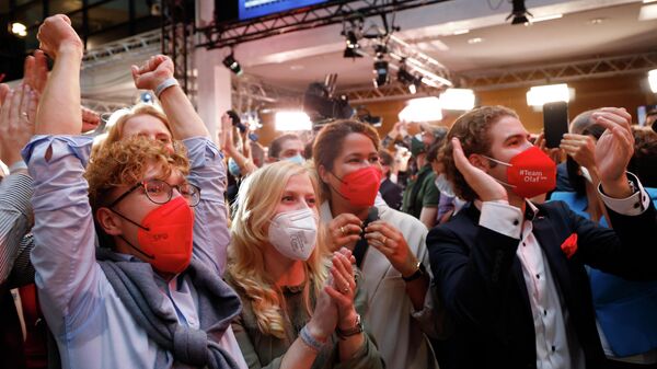 Сторонники Социал-демократической партии (СДПГ) во время объявления результатов первых экзит-поллов на выборах в Берлине, Германия