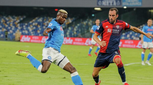 Napoli's Nigerian forward Victor Osimhen (L) challenges Cagliari's Uruguayan defender Diego Godin during the Italian Serie A between Napoli and Cagliari on September 26, 2021 at the Diego-Maradona stadium in Naples. (Photo by Carlo Hermann / AFP)