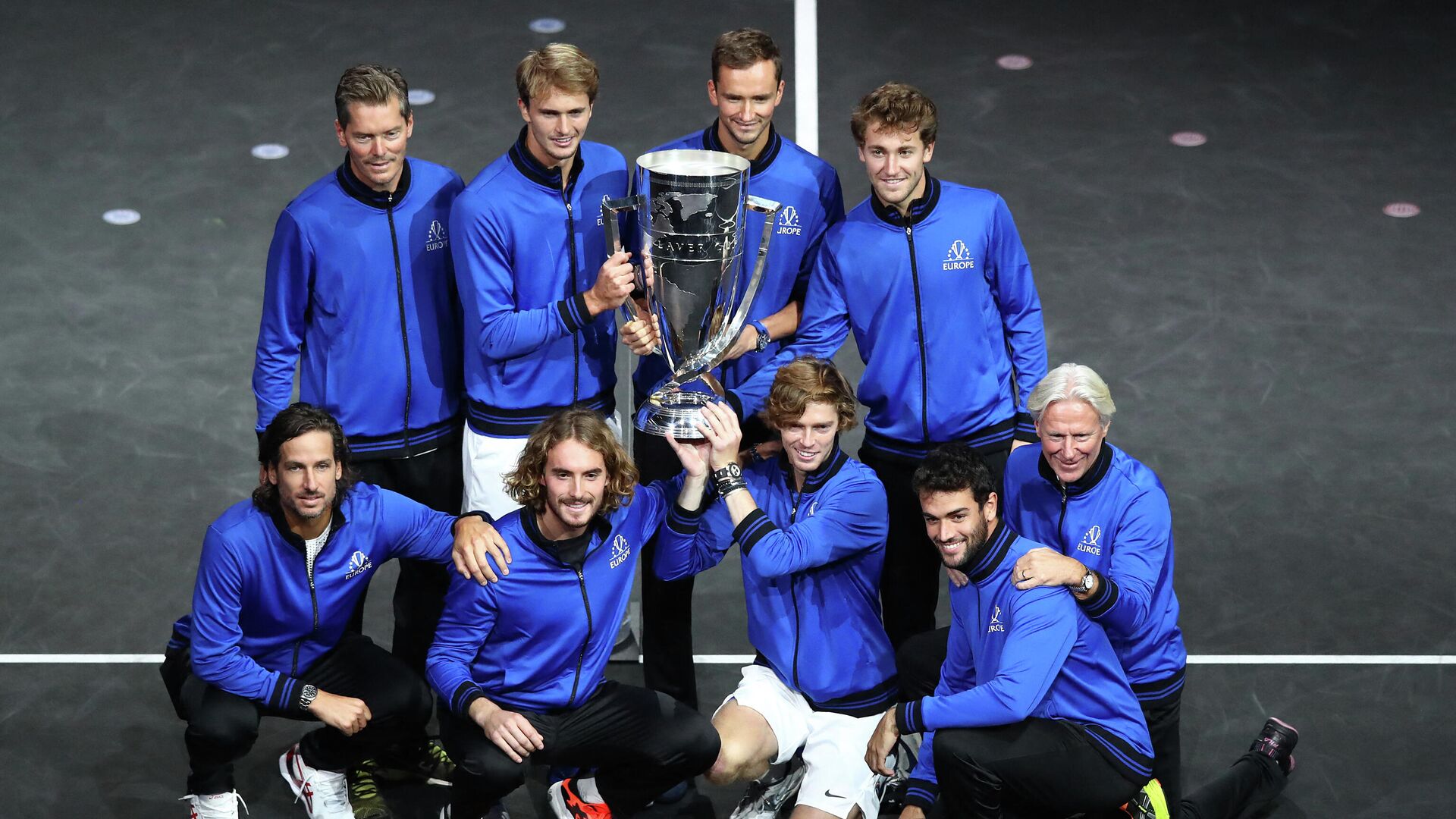 BOSTON, MASSACHUSETTS - SEPTEMBER 26: (Top L-R) Vice Captain Thomas Enqvist, Alexander Zverev, Daniil Medvedev, Casper Ruud (Bottom L-R) Feliciano Lopez, Stefanos Tsitsipas, Andrey Rublev, Matteo Berrettini and Captain Bjorn Borg of Team Europe pose with the Laver Cup trophy after Team Europe defeated Team World to win the 2021 Laver Cup at TD Garden on September 26, 2021 in Boston, Massachusetts.   Adam Glanzman/Getty Images for Laver Cup/AFP (Photo by Adam Glanzman / GETTY IMAGES NORTH AMERICA / Getty Images via AFP) - РИА Новости, 1920, 27.09.2021