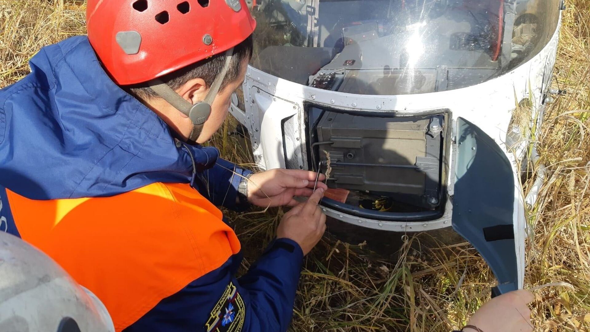 Камчатские спасатели прибыли к месту, где совершил жёсткую посадку вертолёт Sud-Aviation Gazelle - РИА Новости, 1920, 27.09.2021