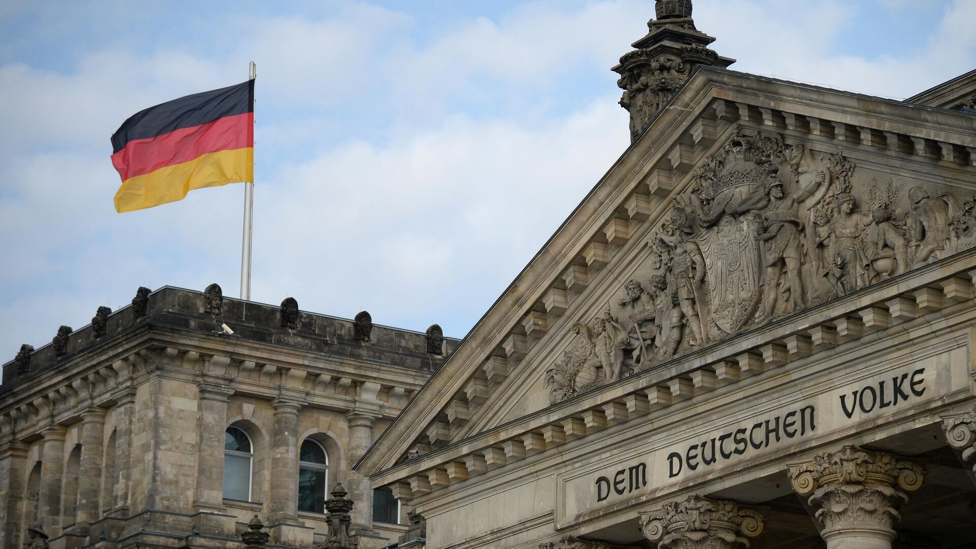 Национальный флаг Федеративной Республики Германия над зданием бундестага в Берлине в день выборов в парламент Германии - РИА Новости, 1920, 30.06.2024