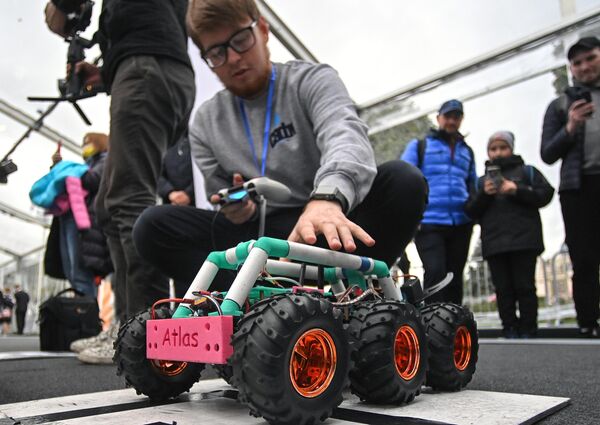 Робот-вездеход Atlas на всероссийском фестивале технических достижений Техносреда на ВДНХ в Москве