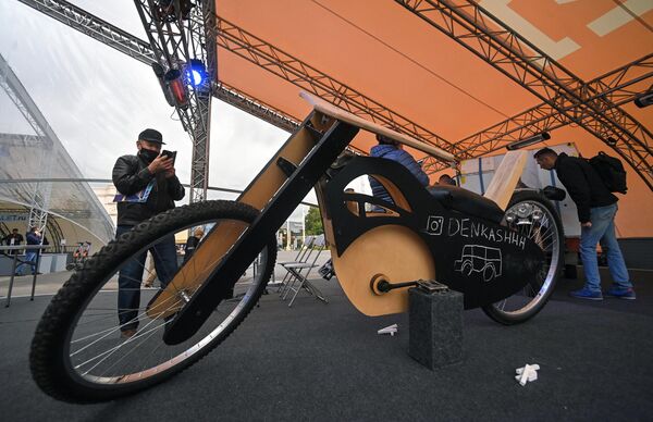 Деревянный велосипед из березовой фанеры MEGALODON на всероссийском фестивале технических достижений Техносреда на ВДНХ в Москве