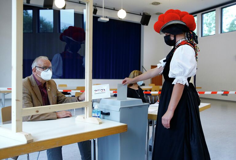 Женщина в традиционном костюме голосует в Шварцвальде, Германия