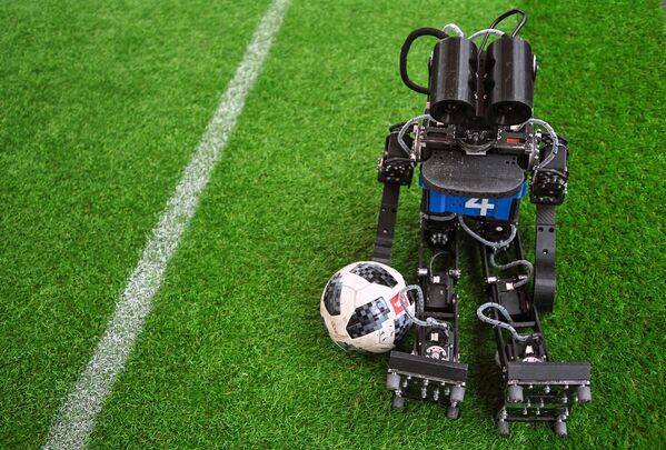 Робот футболист Kondo Pro на всероссийском фестивале технических достижений Техносреда на ВДНХ в Москве