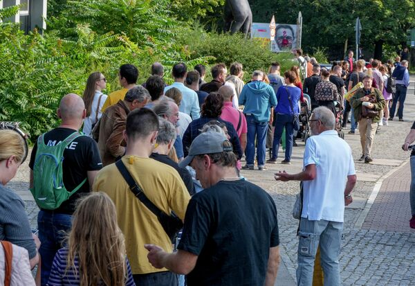 Люди выстраиваются в очередь перед избирательным участком в районе Моабит в Берлине, Германия