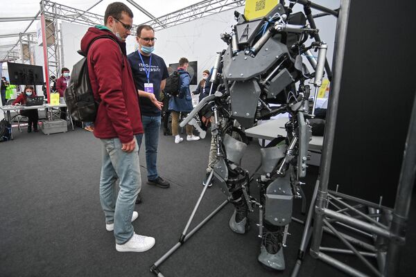 Экзоскелет для облегчения переноса тяжелой ноши на всероссийском фестивале технических достижений Техносреда на ВДНХ в Москве