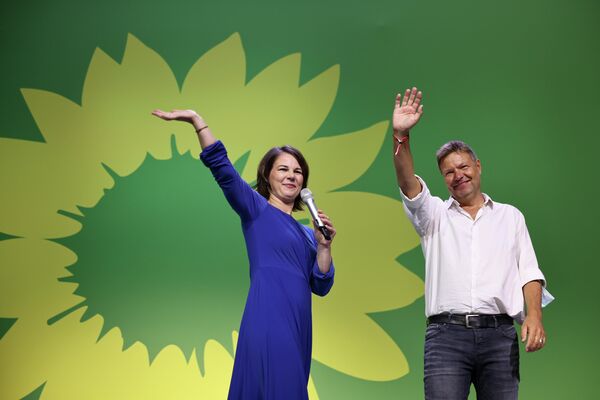 Председатель партии зеленых, главный кандидат Анналена Баербок и со-лидер Роберт Хабек 