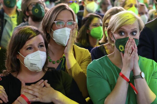 Сторонники партии Зеленых после объявления результатов первого голосования на всеобщих выборах в Берлине, Германия