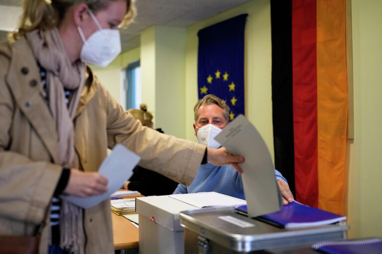Женщина голосует на избирательном участке в Берлине, Германия