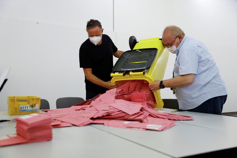 Разбор избирательных бюллетеней во время всеобщих выборов в Германии в Мюнхене, Германия