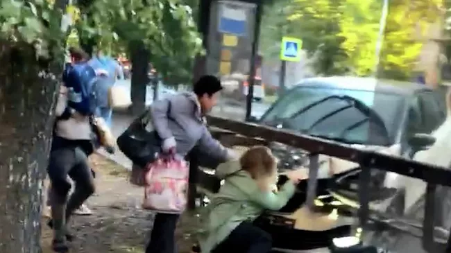 Машина влетела в толпу людей на автобусной остановке в Калининграде. Кадры с места ДТП