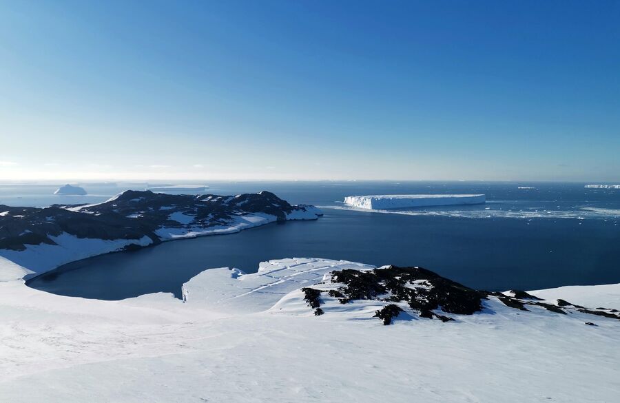Дрейфующий айсберг в Антарктиде