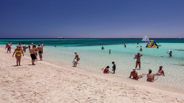 Туристы на пляже Paradise на острове Гифтун в Красном море возле города Хургада