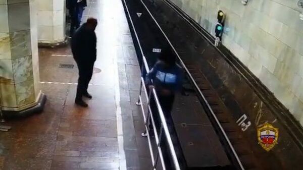 Двое пьяных мужчин забрались в тоннель на станции Комсомольская. Кадры МВД РФ