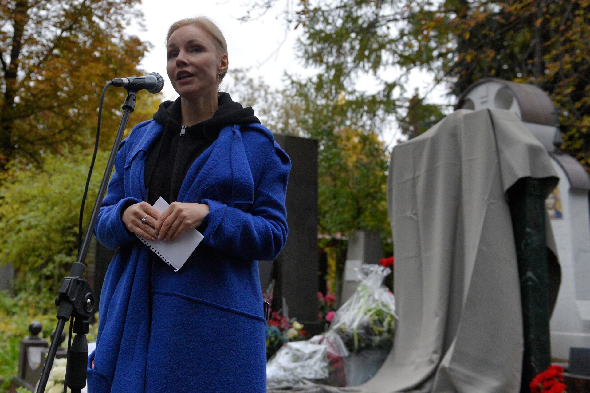 Вдова Олега Табакова актриса Марина Зудина на торжественной церемонии открытия памятника актеру и режиссеру Олегу Табакову на Новодевичьем кладбище в Москве. Олег Табаков скончался 12 марта 2018 года в Москве на 83-м году жизни. - РИА Новости, 1920, 27.09.2021