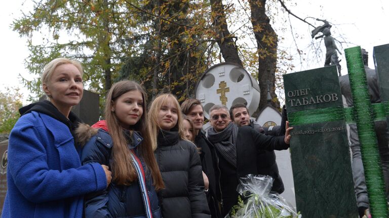 Вдова Олега Табакова актриса Марина Зудина с дочерью Марией Табаковой, внучки Антонина и Мария, сыновья Павел и Антон, внук Никита (слева направо) на торжественной церемонии открытия памятника актеру и режиссеру Олегу Табакову на Новодевичьем кладбище в Москве. Олег Табаков скончался 12 марта 2018 года в Москве на 83-м году жизни.