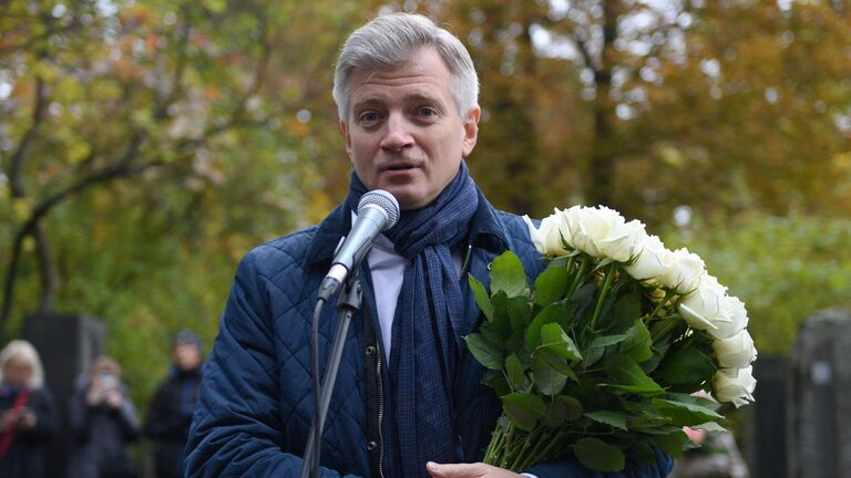 Руководитель Департамента культуры города Москвы Александр Кибовский на торжественной церемонии открытия памятника актеру и режиссеру Олегу Табакову на Новодевичьем кладбище в Москве. Олег Табаков скончался 12 марта 2018 года в Москве на 83-м году жизни.