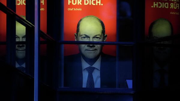 Плакат с фотографией кандидата в канцлеры Германии Олафа Шольца в Берлине