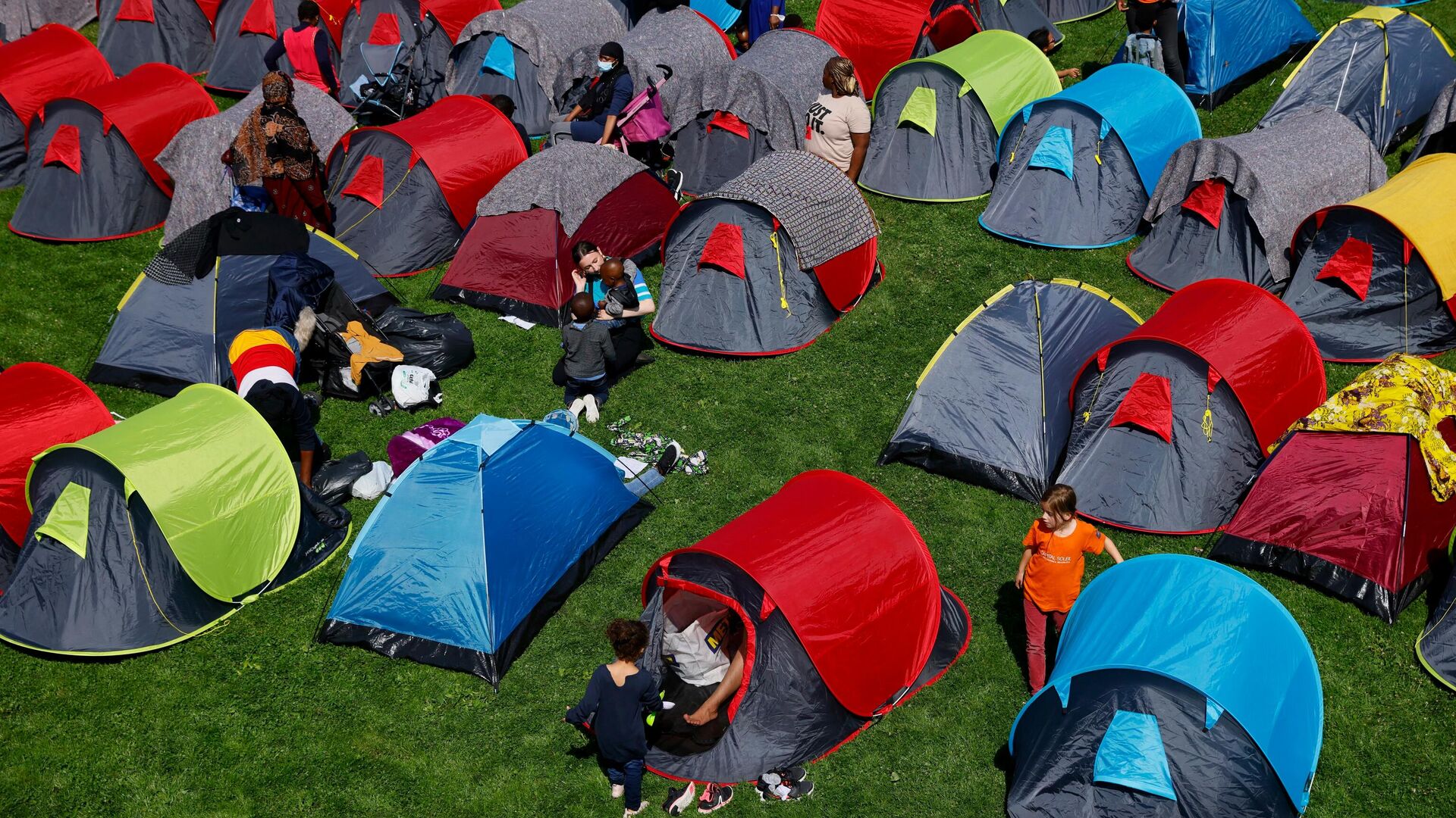 Палатки бездомных и мигрантов в парке Андре Ситроена в Париже - РИА Новости, 1920, 28.09.2021
