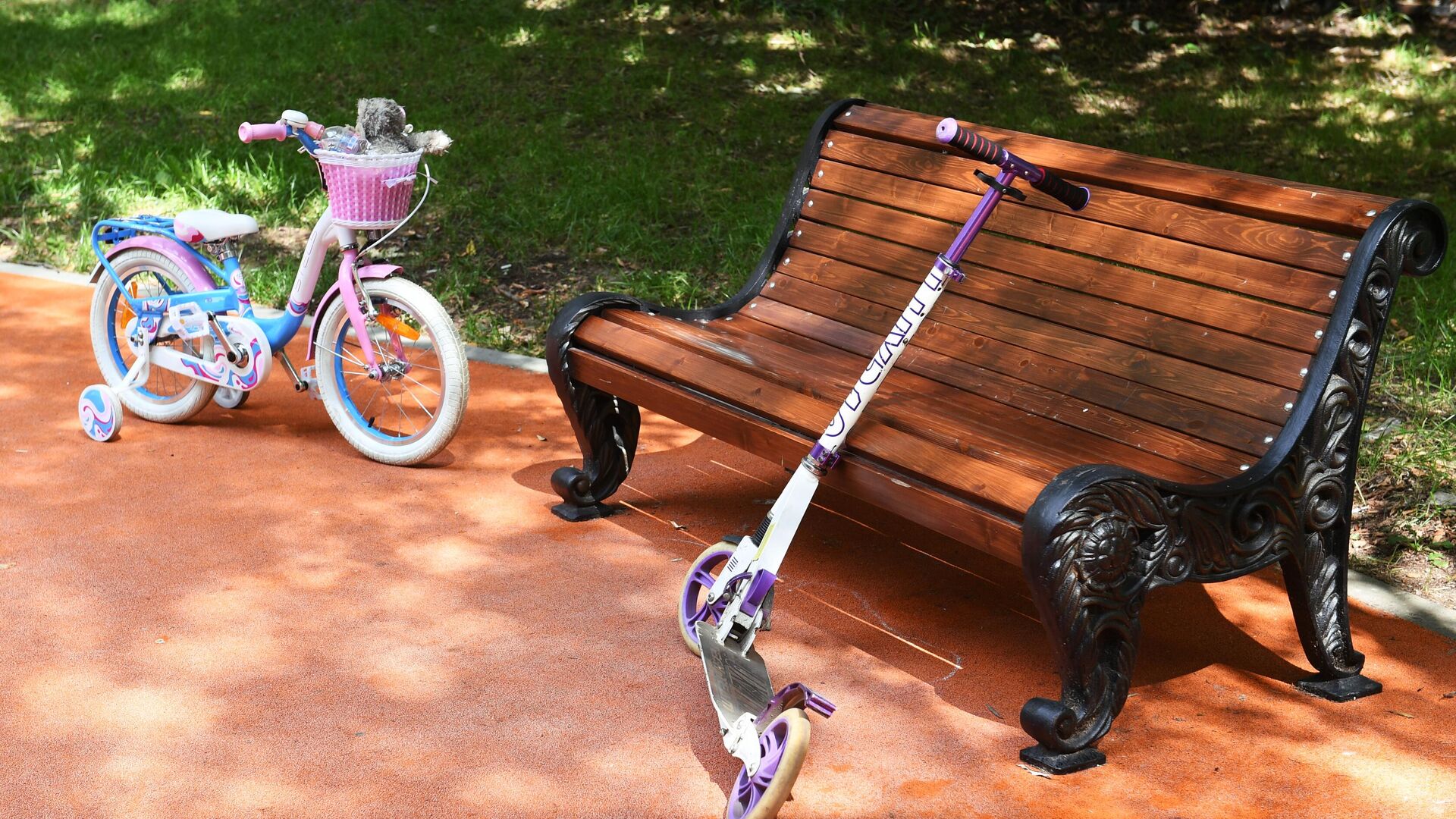 Детский велосипед и самокат возле скамейки в Грачевском парке - РИА Новости, 1920, 28.09.2021