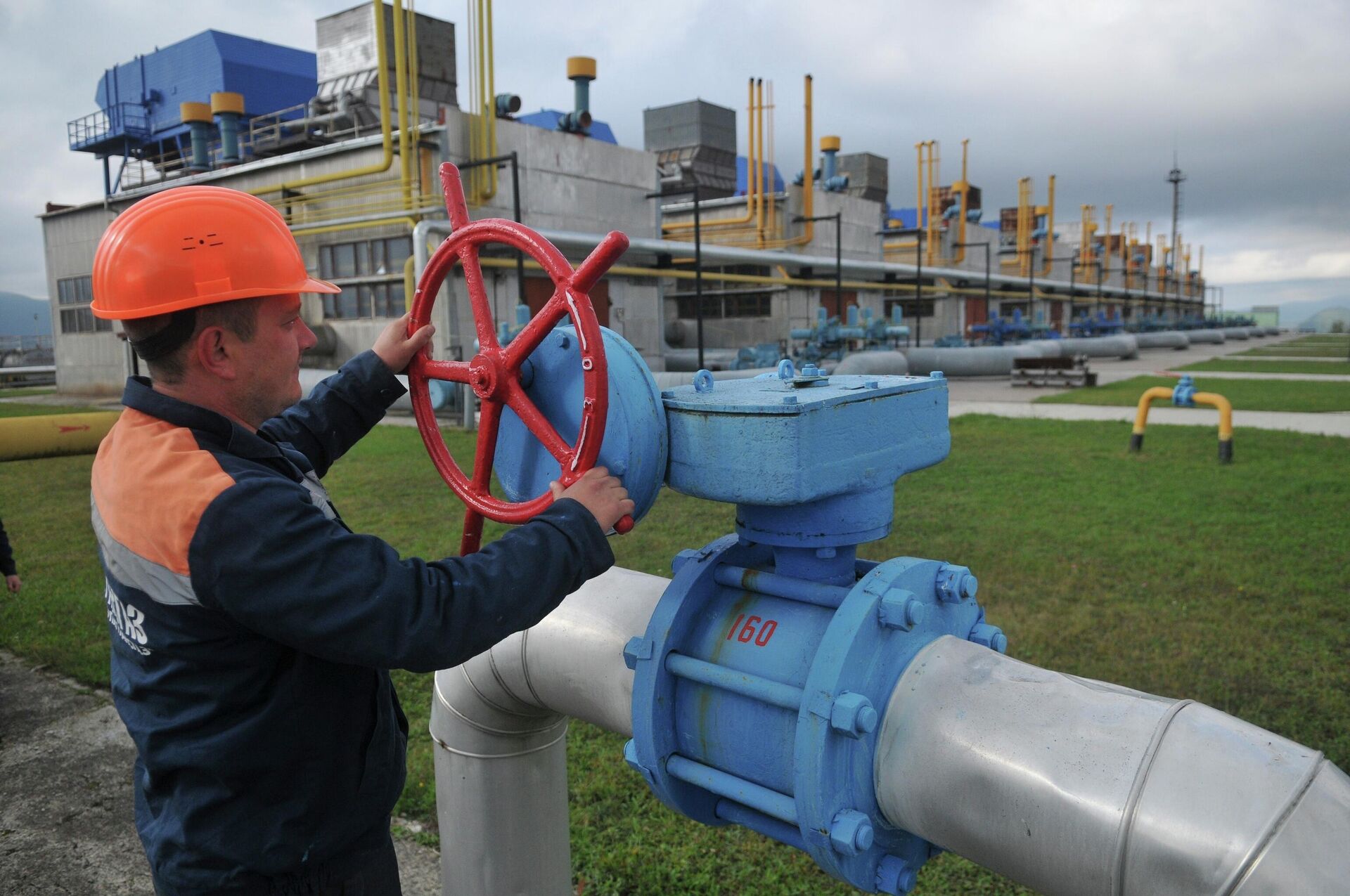 Сотрудник газокомпрессорной станции Воловец в Закарпатской области Украины - РИА Новости, 1920, 10.02.2025