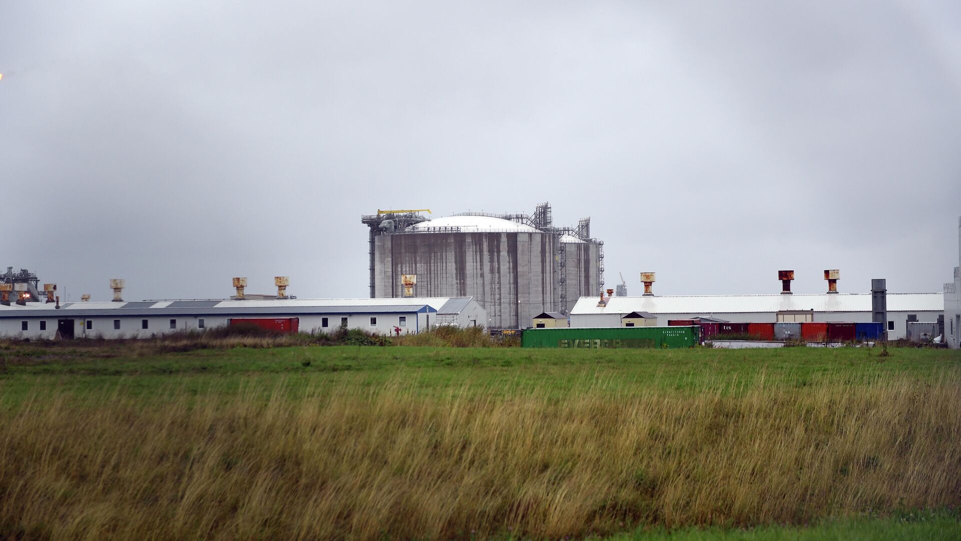 Завод по сжижению природного газа (СПГ) компании Сахалин Энерджи в Южно-Сахалинске - РИА Новости, 1920, 01.07.2022