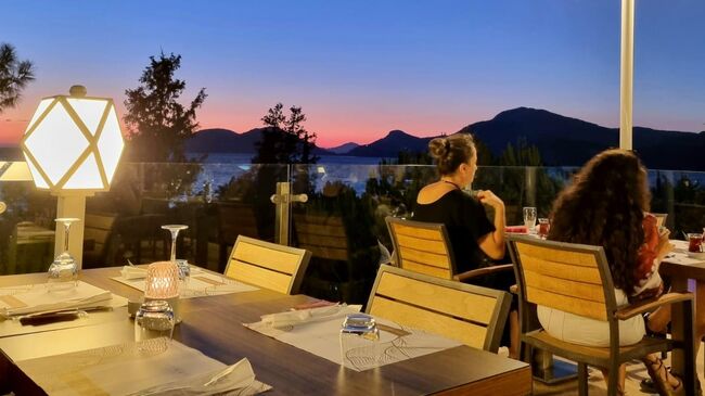 СМИ: пустующим ресторанам на курортах в Турции пришлось пойти на скидки