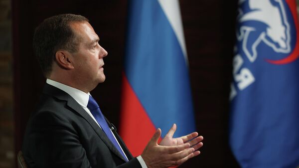 Председатель Единой России, заместитель председателя Совета безопасности РФ Дмитрий Медведев во время интервью телеканалу Russia Today
