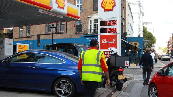 Очередь на автозаправочной станции Shell в Лондоне