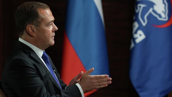 Председатель Единой России, заместитель председателя Совета безопасности РФ Дмитрий Медведев во время интервью телеканалу Russia Today