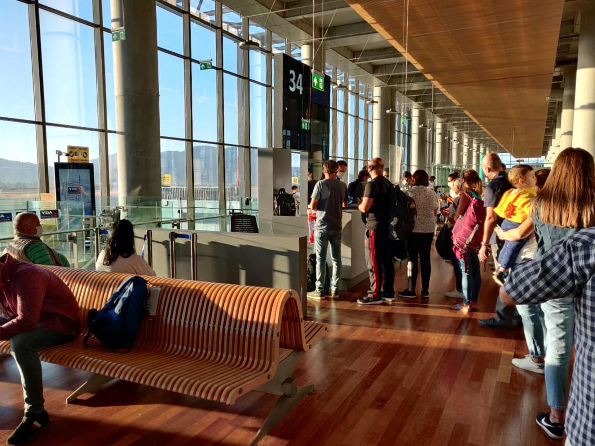 Туристы в очереди на посадку в аэропорту Даламан в Турции - РИА Новости, 1920, 16.01.2023