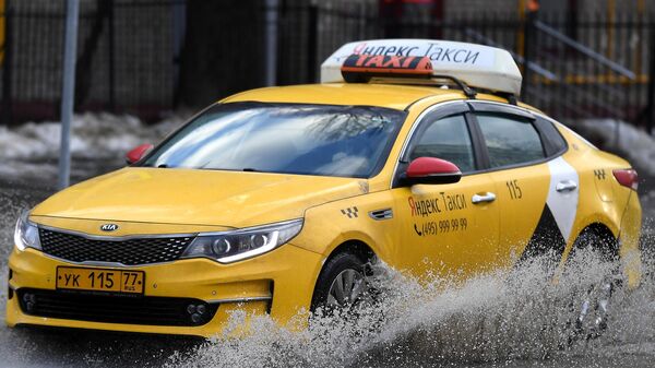 Автомобиль такси на одной из улиц в Москве