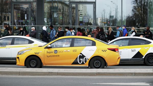 Автомобили такси на улице в Москве