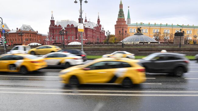 Автомобили такси на Моховой улице в Москве