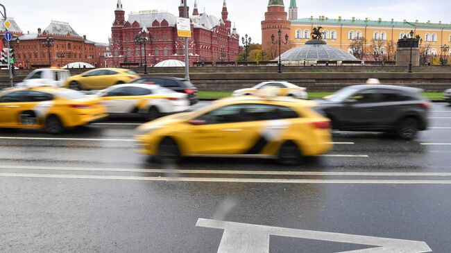 Автомобили такси на Моховой улице в Москве