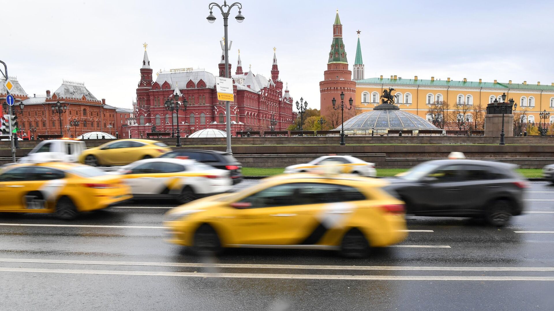 Автомобили такси на Моховой улице в Москве