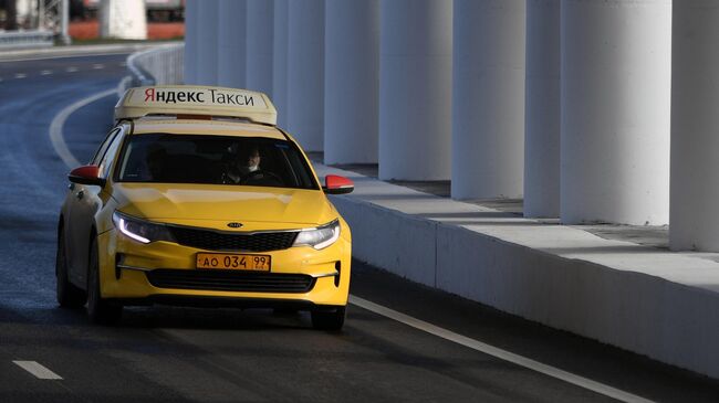 Автомобиль такси на улице в Москве