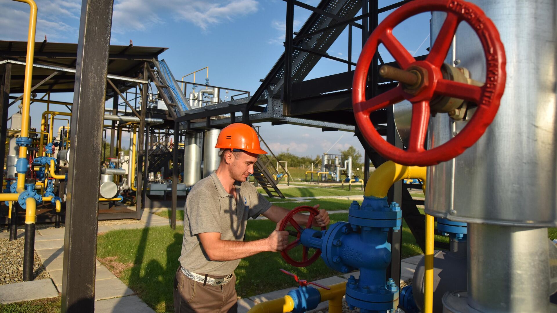 "Газпром" подает газ через Украину на ГИС "Суджа"