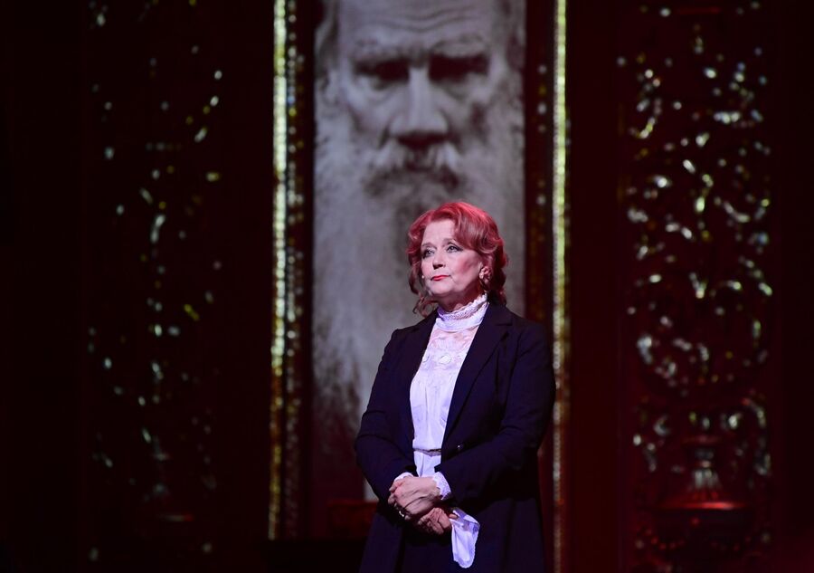 Актриса Ирина Алферова в сцене из спектакля Толстого нет 