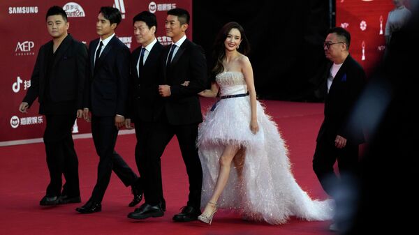 Актриса Тун Лия со съемочной группой и актерами фильма Вспышка на красной дорожке Пекинского международного кинофестиваля