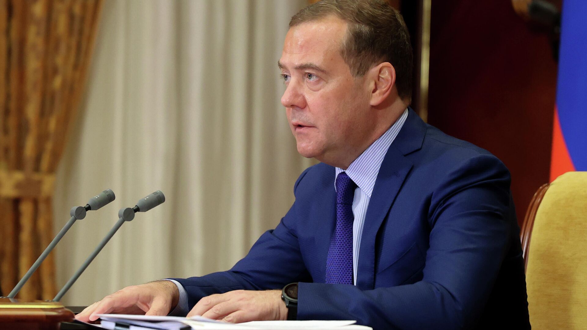 Медведев: нужно дождаться появления "вменяемого руководства" на Украине