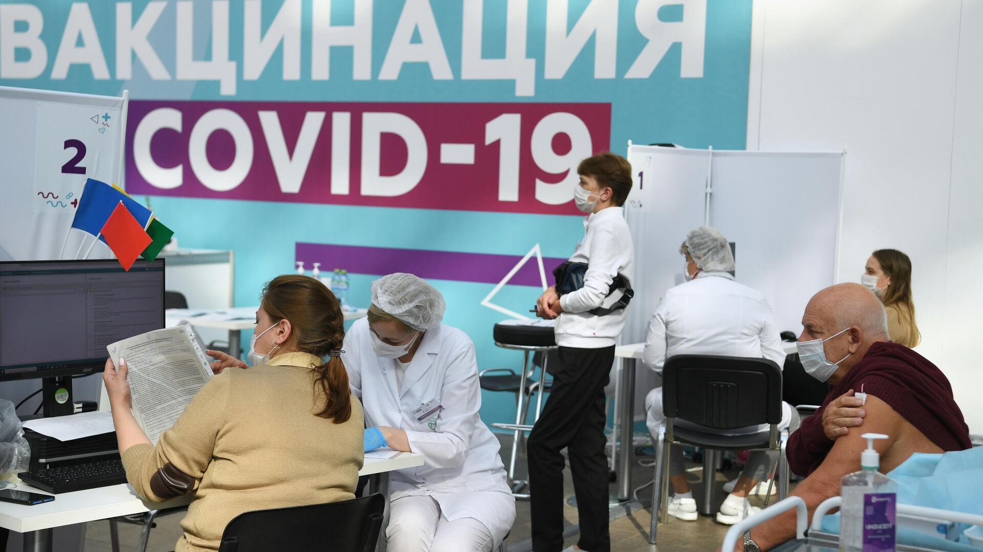 В центре вакцинации от COVID-19 в Гостином дворе в Москве - РИА Новости, 1920, 16.10.2021