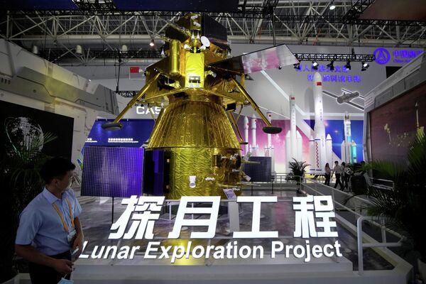 Модель китайского лунного зонда Chang'e-5 для пилотируемых миссий на Луну на выставке Airshow China в Чжухае