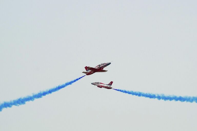 Самолеты пилотажной группы китайских ВВС Red Falcon на выставке Airshow China в Чжухае