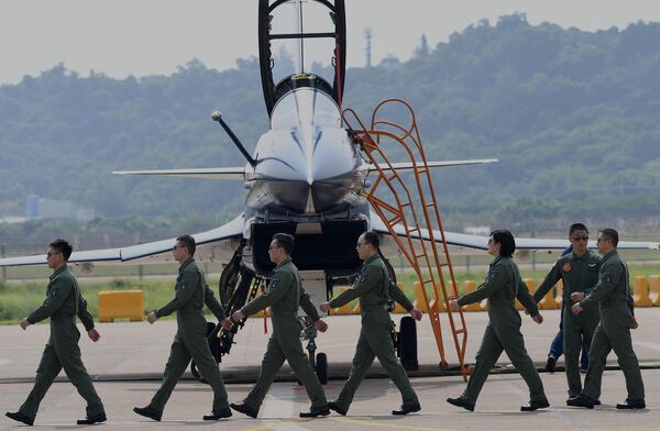 Пилоты возле J-10 на выставке Airshow China в Чжухае